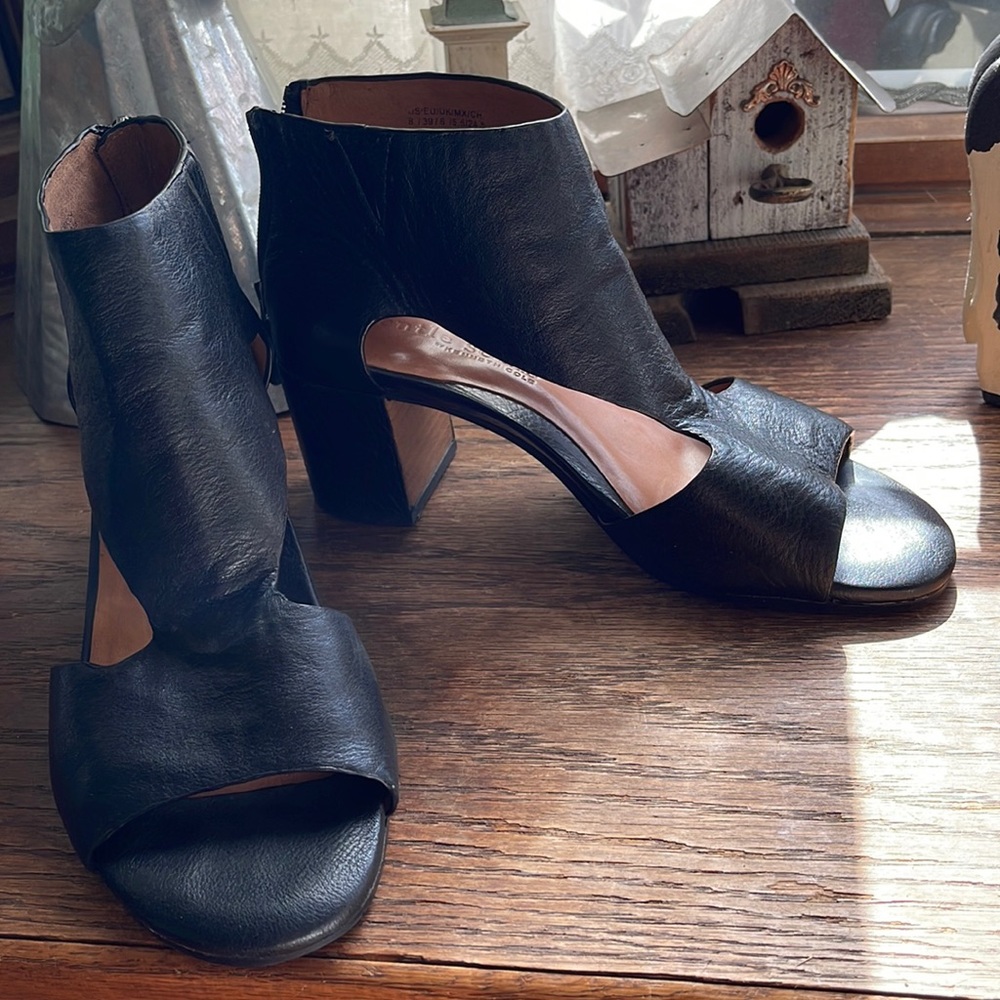 Kenneth Cole Black Leather Open-Toe Block Heel Sandals